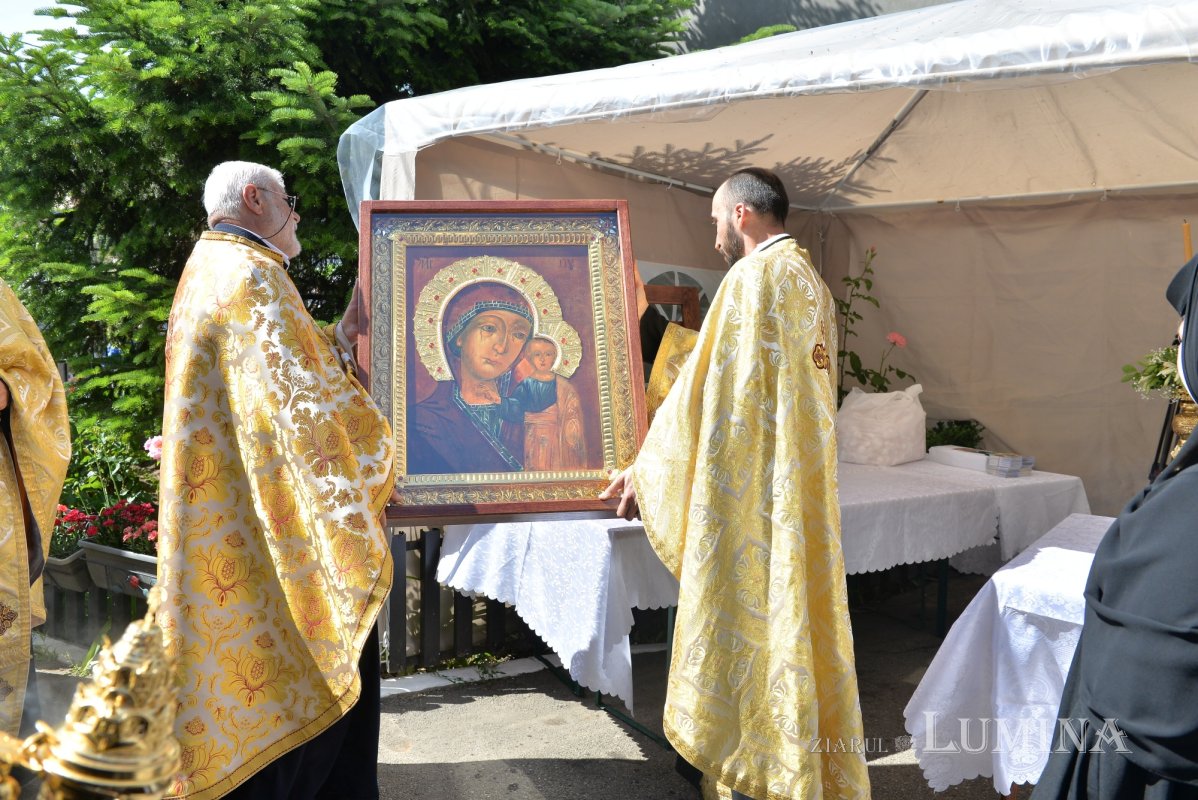 Procesiune cu Icoana Maicii Domnului „Siriaca” la o biserică din Capitală 216088