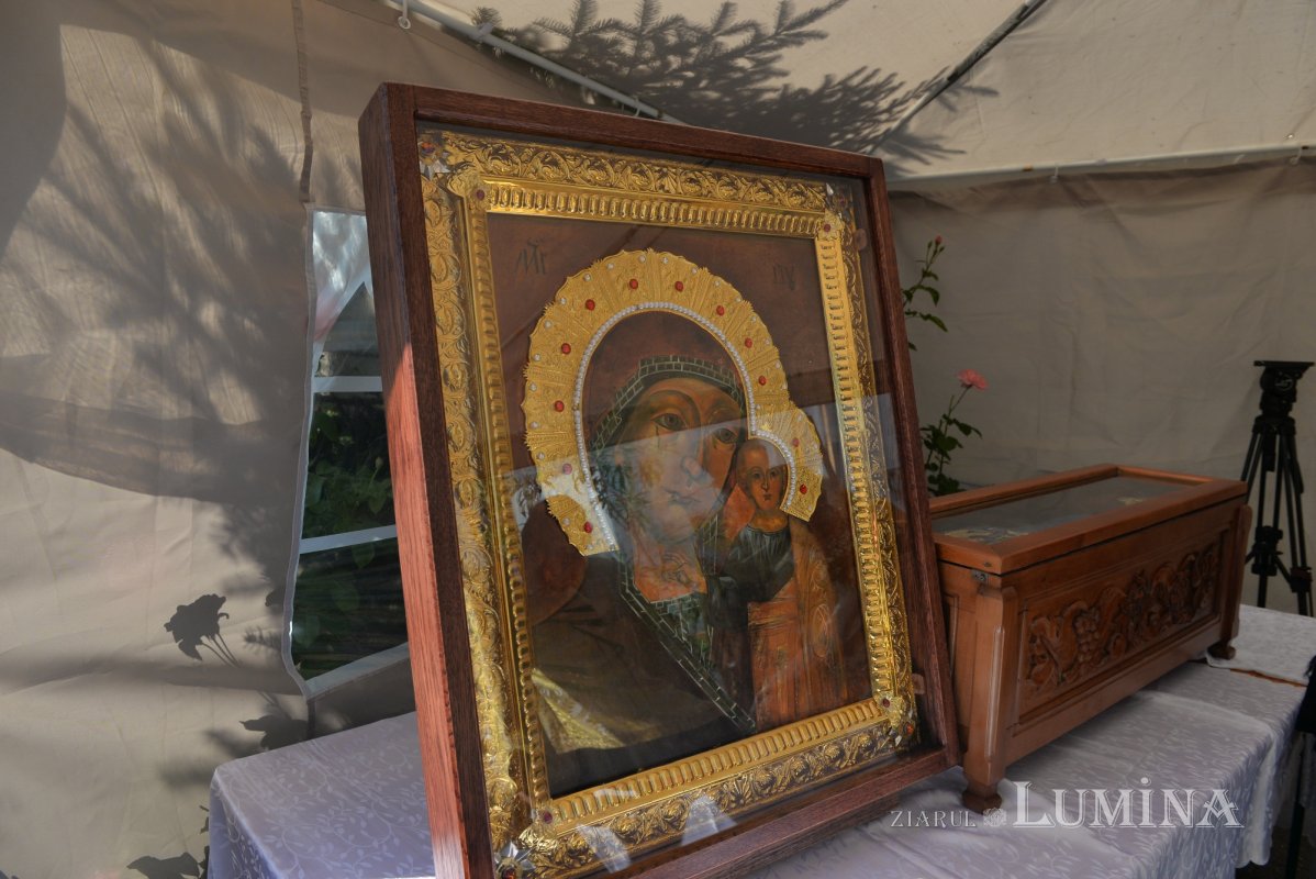 Procesiune cu Icoana Maicii Domnului „Siriaca” la o biserică din Capitală 216089