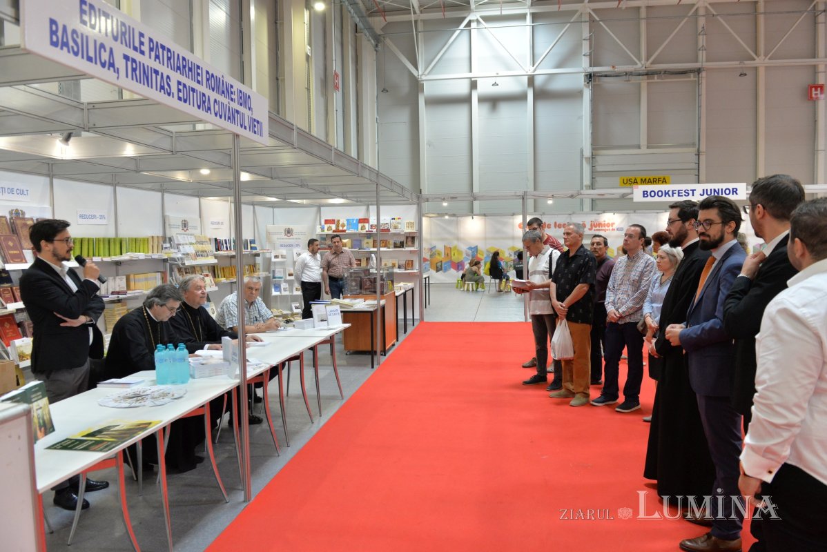 „Printre păsări şi crini. Cugetări creştine dintr-un veac grăbit”, un volum-îndemn spre căutarea bucuriilor credinţei 216373