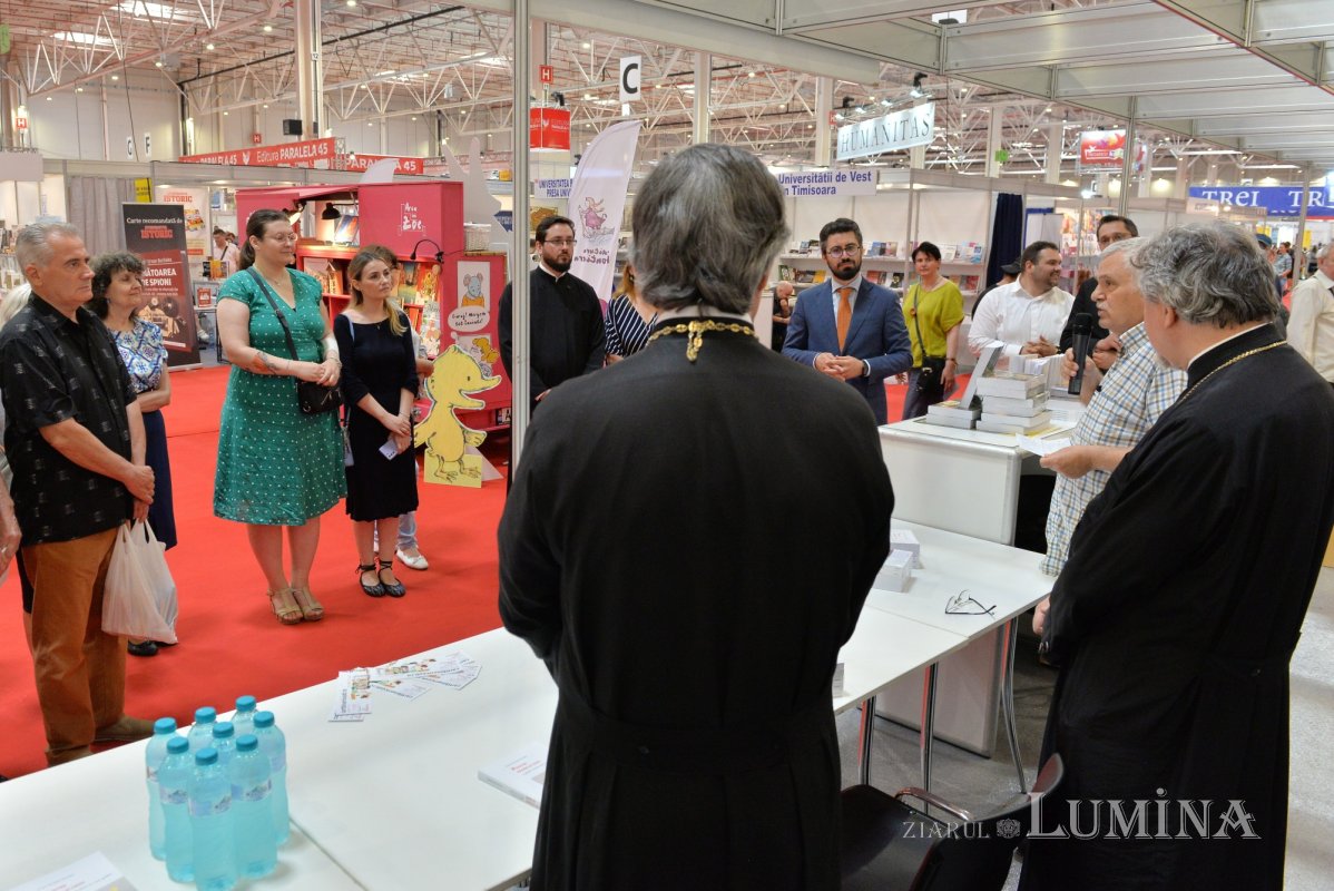 „Printre păsări şi crini. Cugetări creştine dintr-un veac grăbit”, un volum-îndemn spre căutarea bucuriilor credinţei 216375