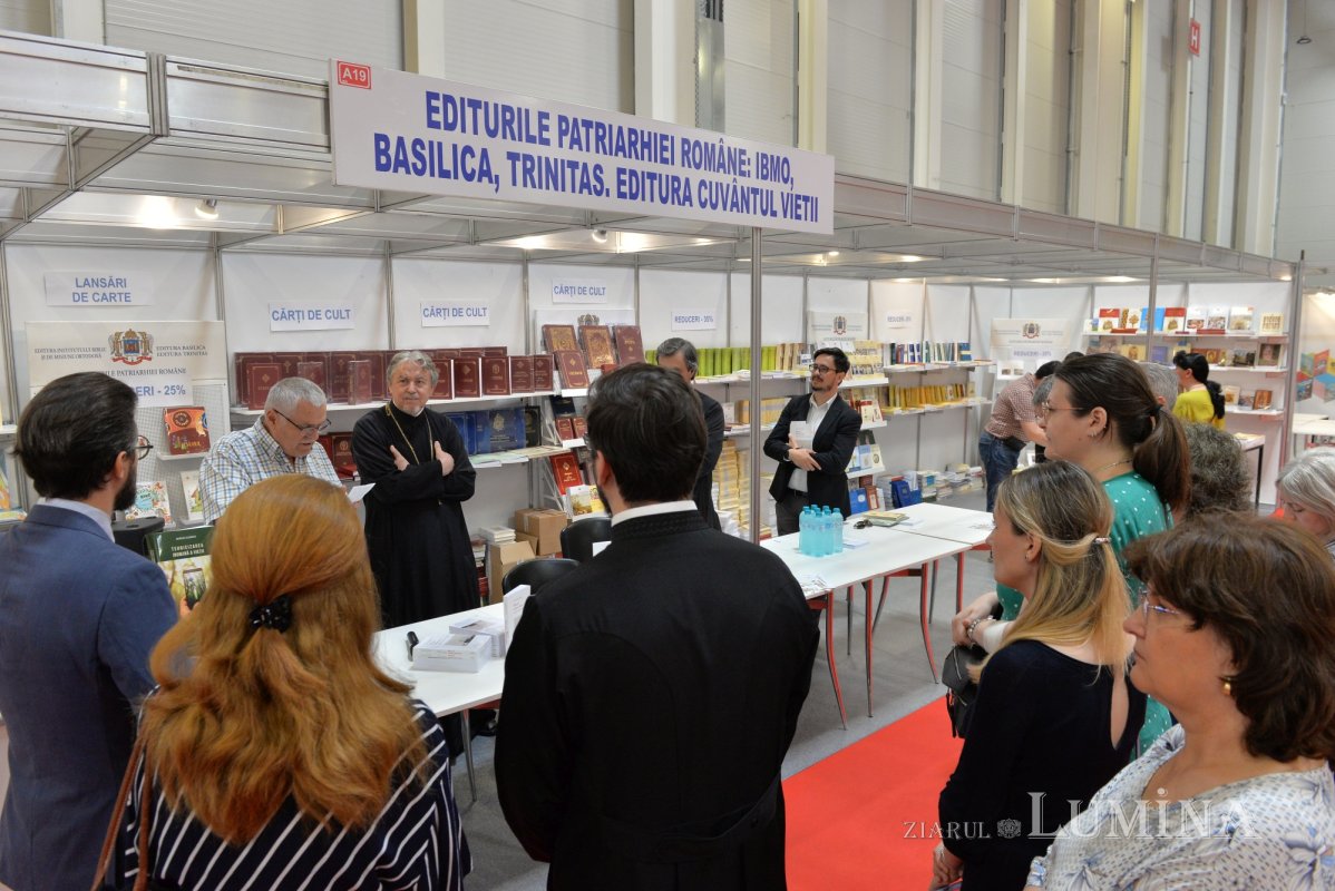 „Printre păsări şi crini. Cugetări creştine dintr-un veac grăbit”, un volum-îndemn spre căutarea bucuriilor credinţei 216378