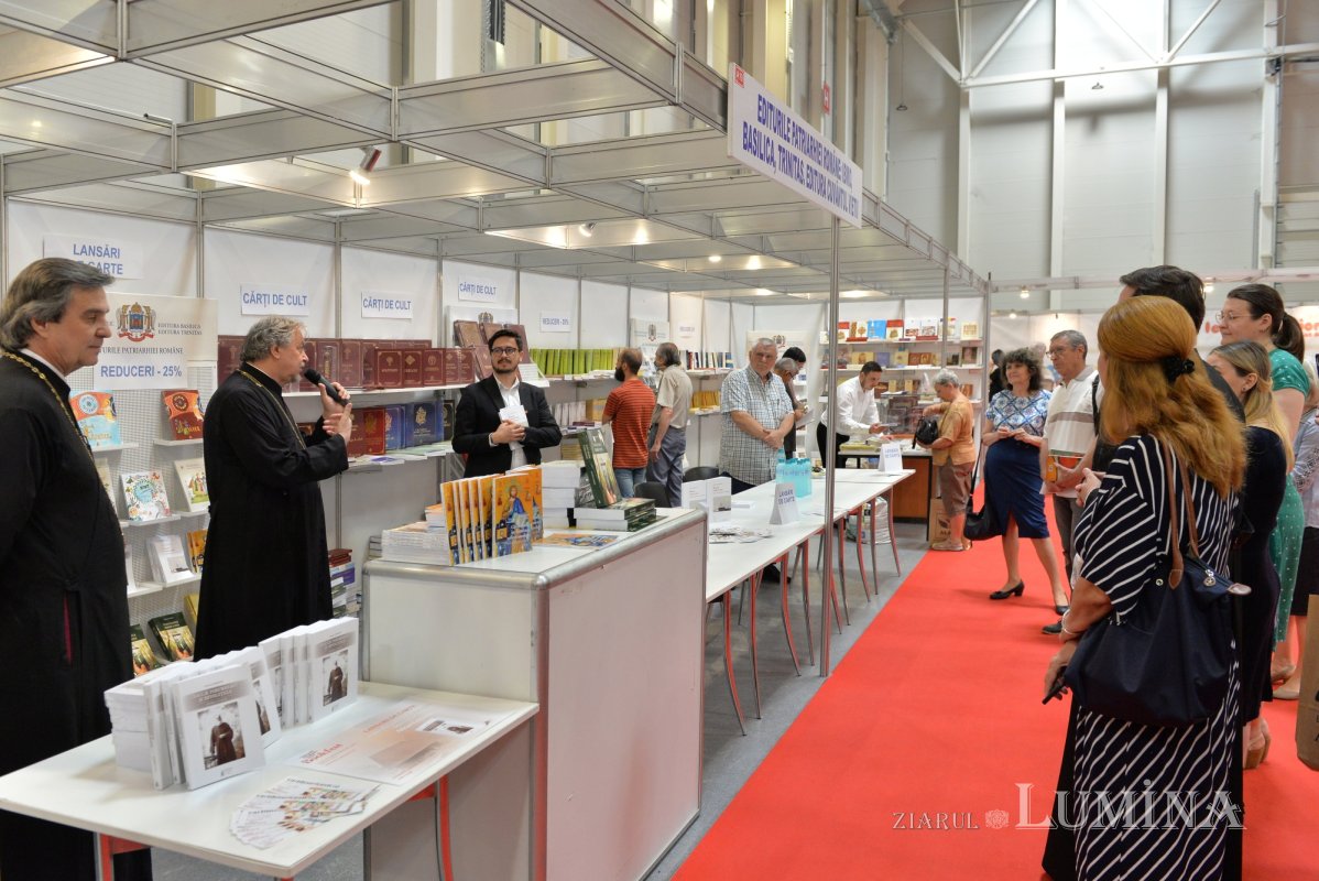 „Printre păsări şi crini. Cugetări creştine dintr-un veac grăbit”, un volum-îndemn spre căutarea bucuriilor credinţei 216384