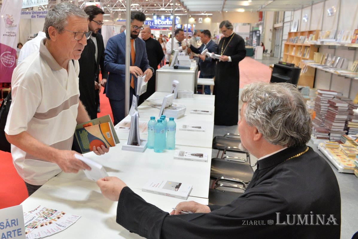 „Printre păsări şi crini. Cugetări creştine dintr-un veac grăbit”, un volum-îndemn spre căutarea bucuriilor credinţei 216389