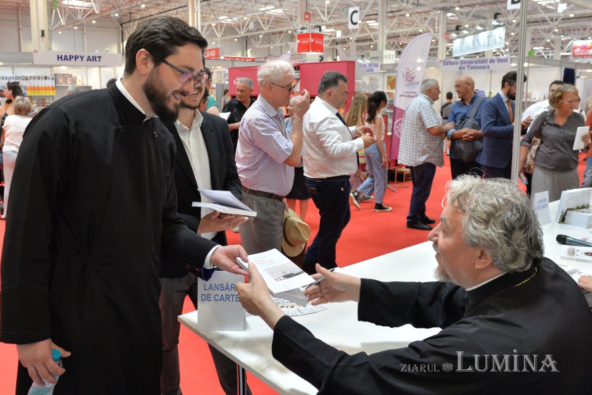 „Printre păsări şi crini. Cugetări creştine dintr-un veac grăbit”, un volum-îndemn spre căutarea bucuriilor credinţei 216391