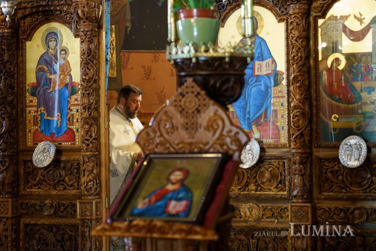 Slujire arhierească și hirotonii la Parohia Miron Patriarhul din București 216560