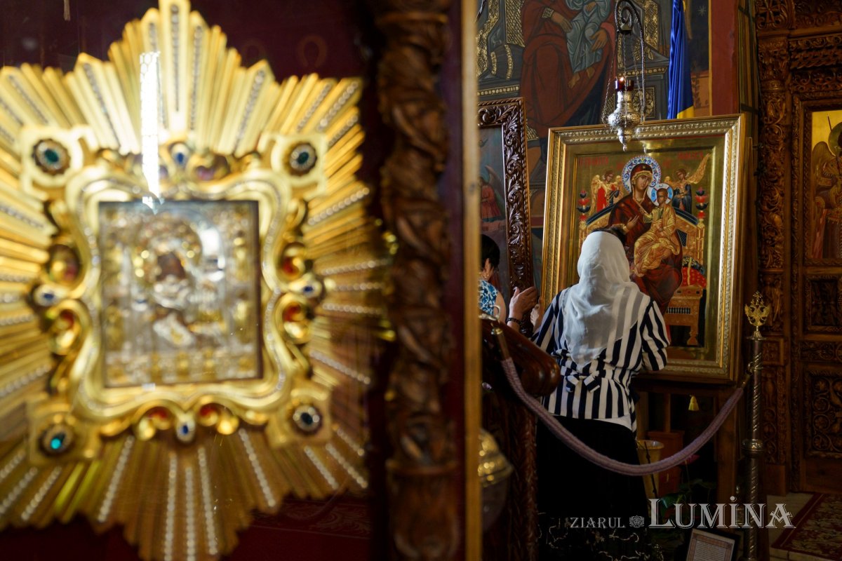 Slujire arhierească și hirotonii la Parohia Miron Patriarhul din București 216563