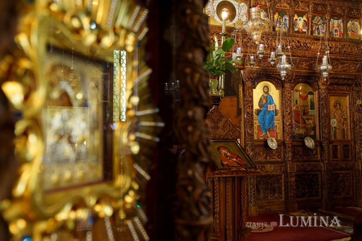 Slujire arhierească și hirotonii la Parohia Miron Patriarhul din București 216564