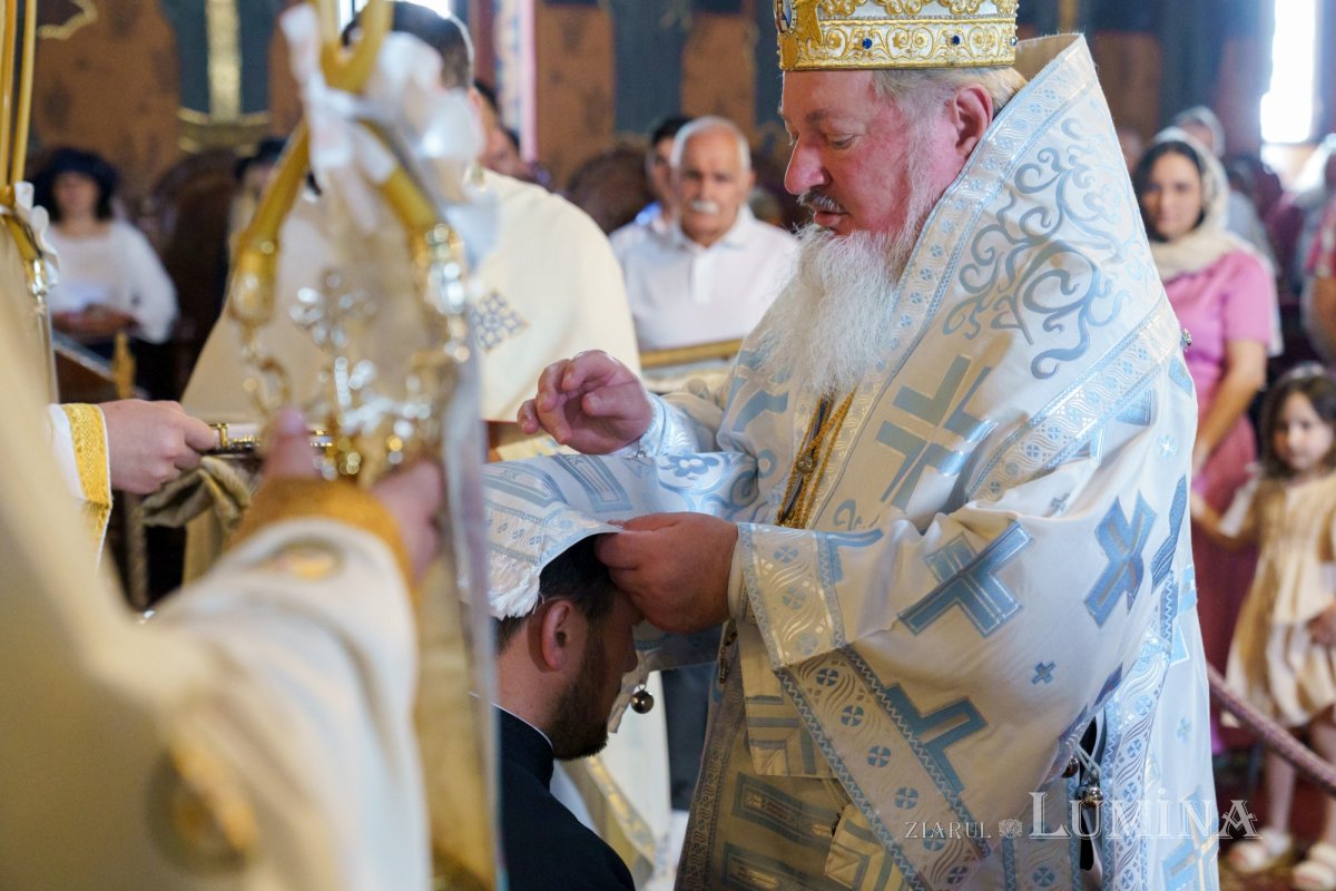 Slujire arhierească și hirotonii la Parohia Miron Patriarhul din București 216573