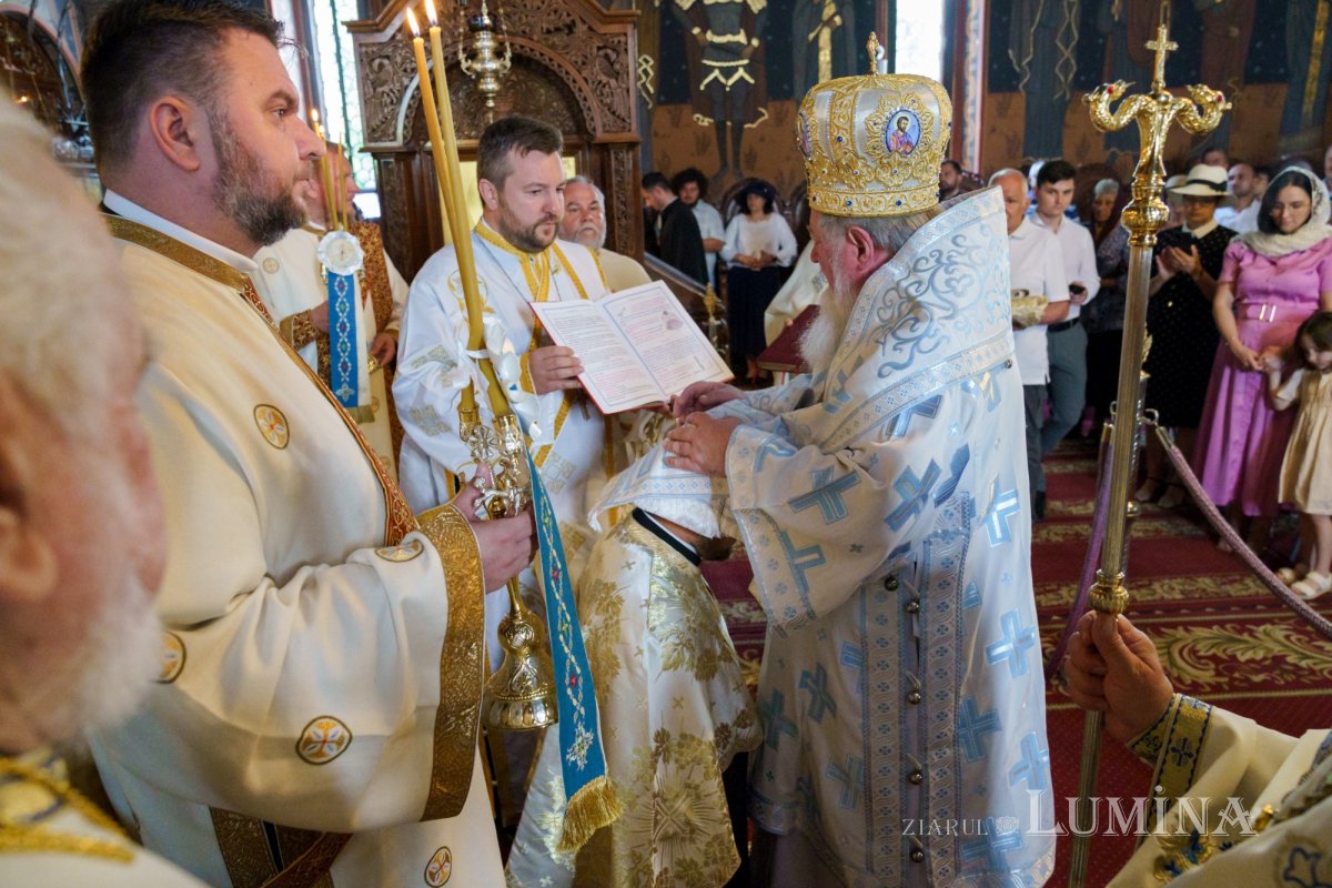 Slujire arhierească și hirotonii la Parohia Miron Patriarhul din București 216575
