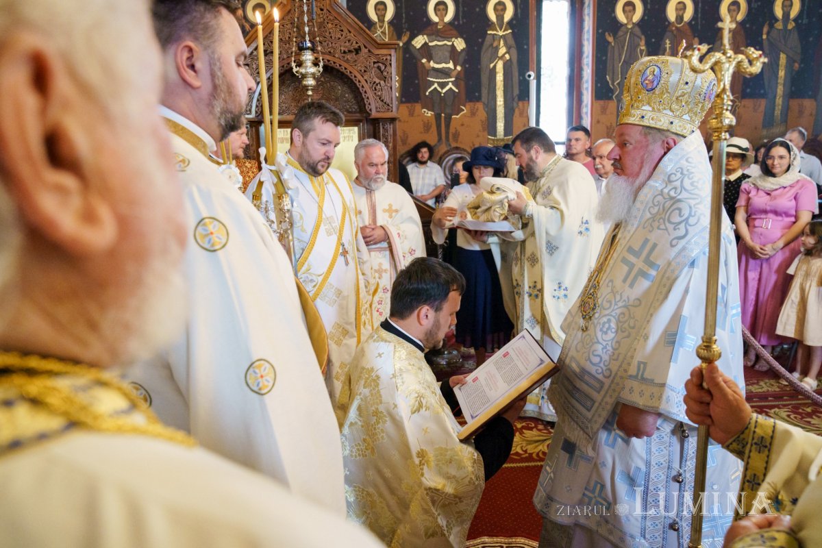 Slujire arhierească și hirotonii la Parohia Miron Patriarhul din București 216576