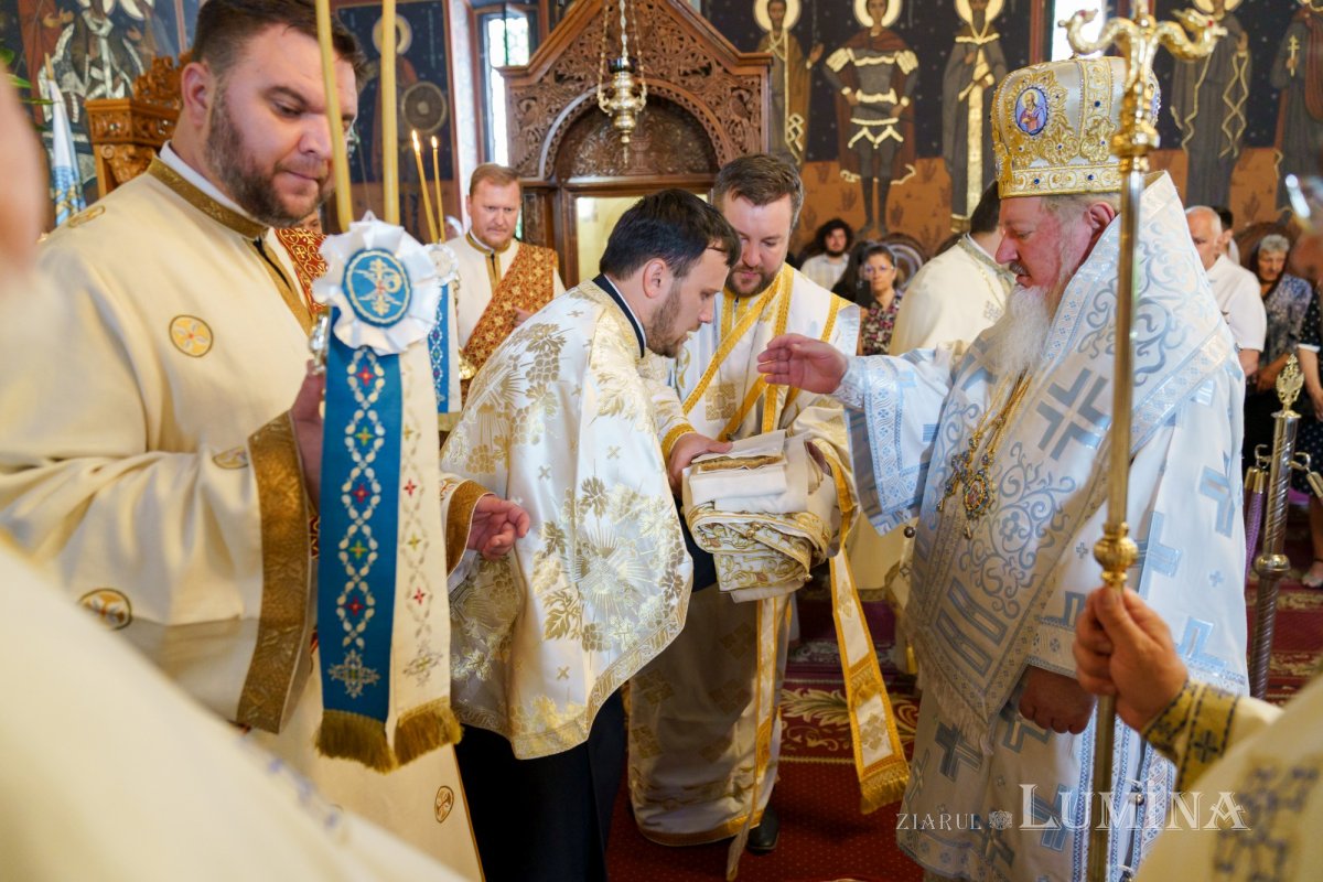 Slujire arhierească și hirotonii la Parohia Miron Patriarhul din București 216577