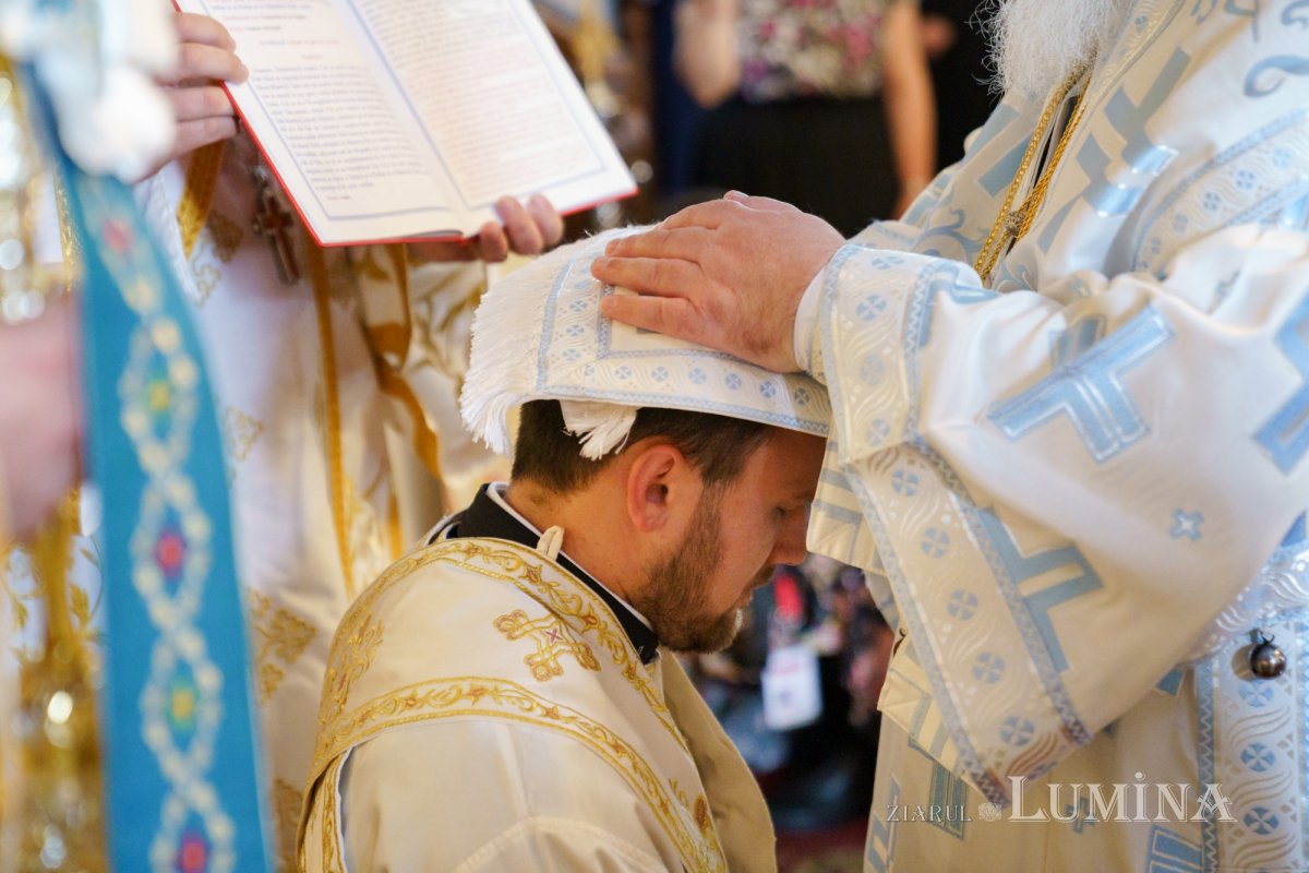 Slujire arhierească și hirotonii la Parohia Miron Patriarhul din București 216579