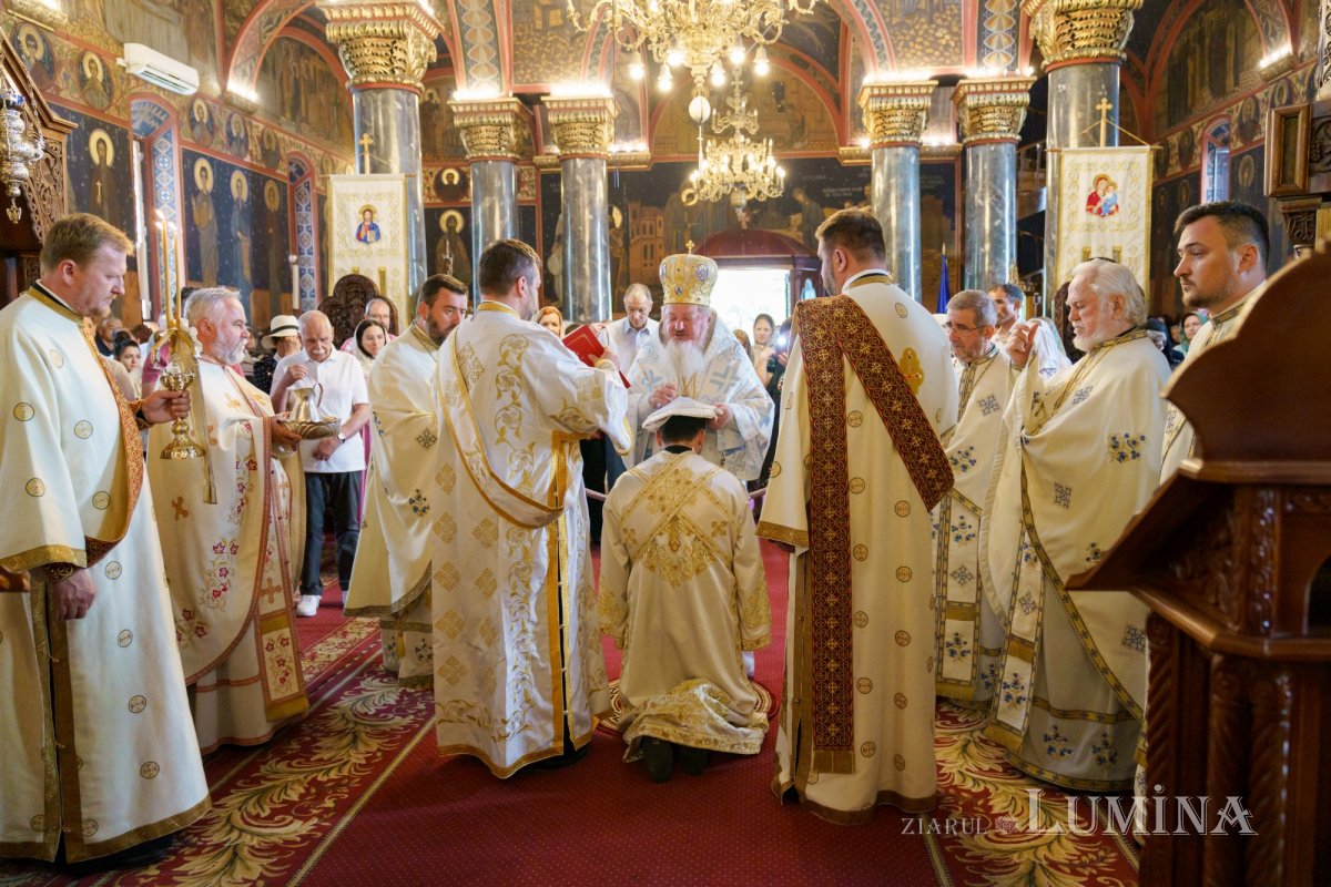 Slujire arhierească și hirotonii la Parohia Miron Patriarhul din București 216581