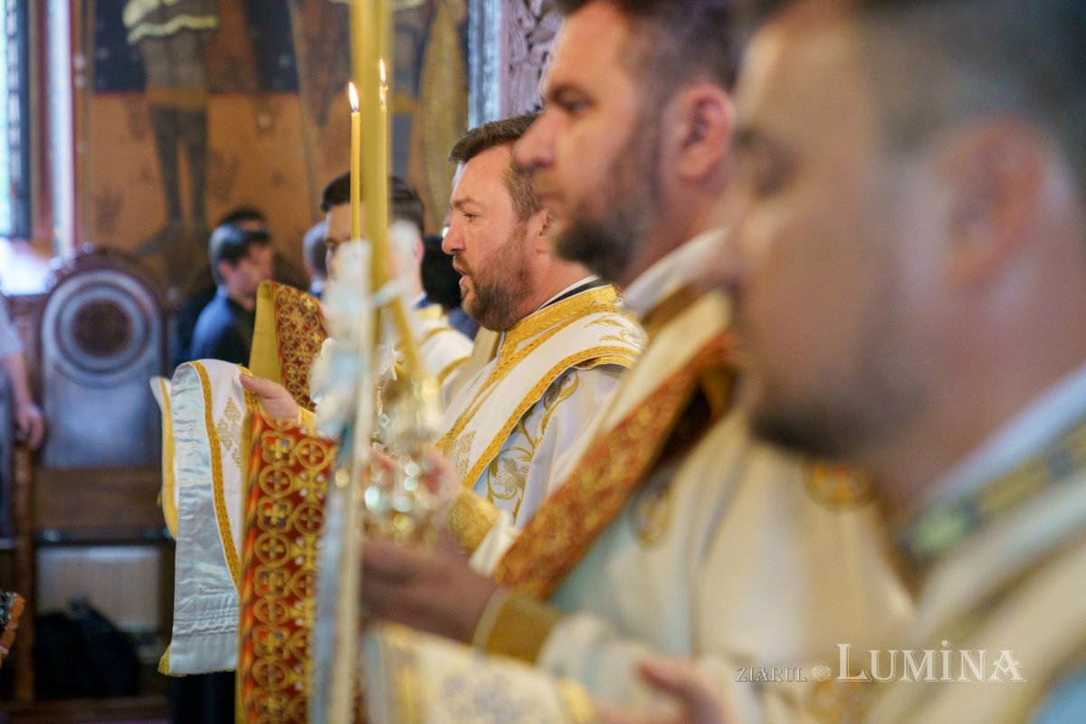 Slujire arhierească și hirotonii la Parohia Miron Patriarhul din București 216584