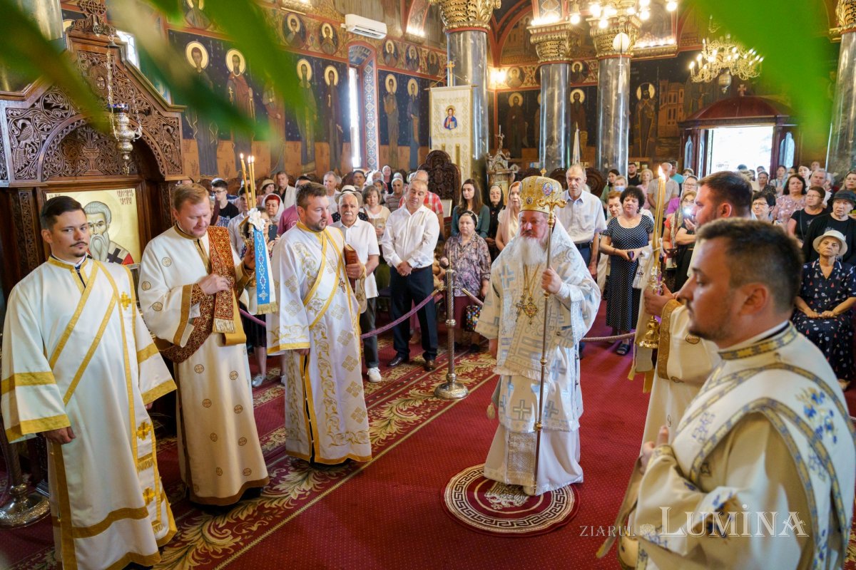 Slujire arhierească și hirotonii la Parohia Miron Patriarhul din București 216587