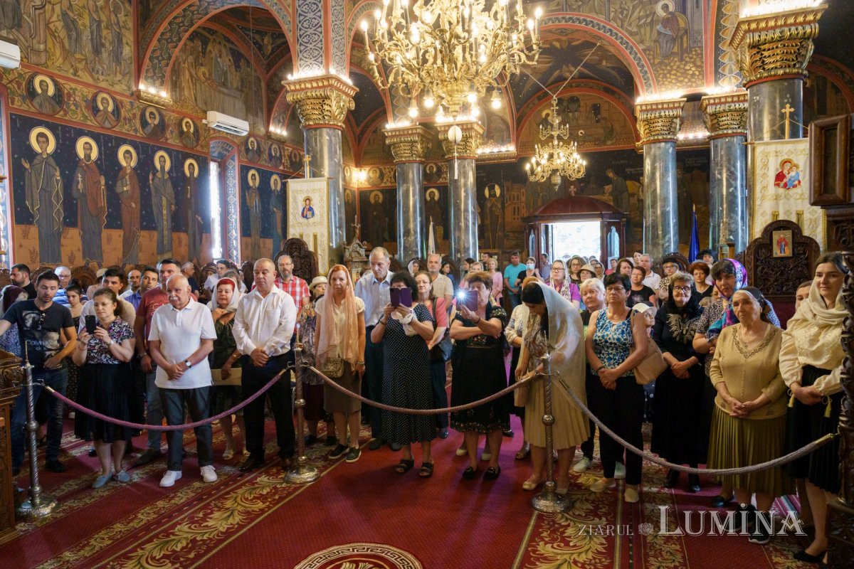 Slujire arhierească și hirotonii la Parohia Miron Patriarhul din București 216591
