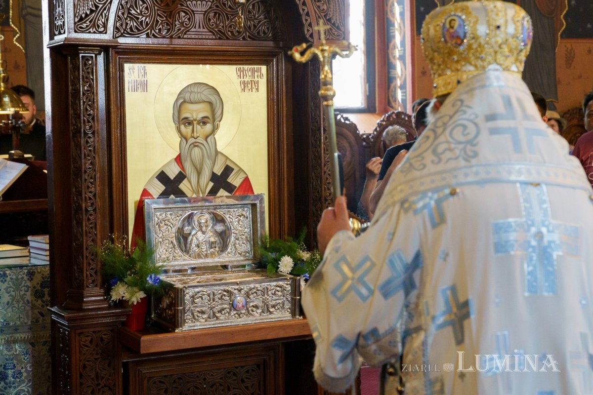 Slujire arhierească și hirotonii la Parohia Miron Patriarhul din București 216593