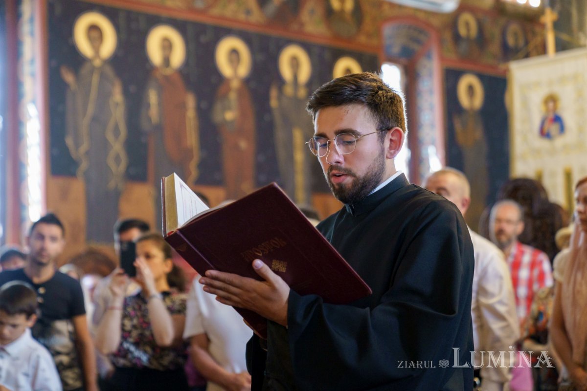 Slujire arhierească și hirotonii la Parohia Miron Patriarhul din București 216596