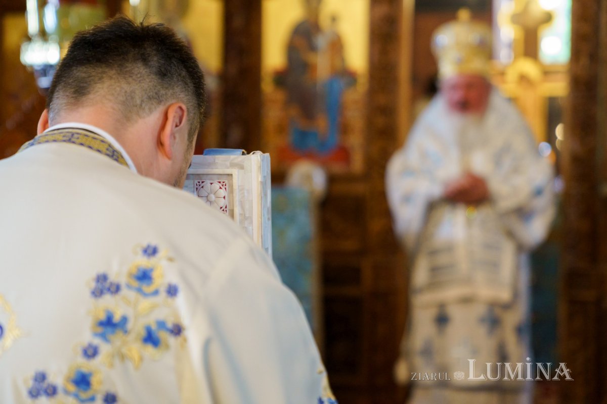 Slujire arhierească și hirotonii la Parohia Miron Patriarhul din București 216599