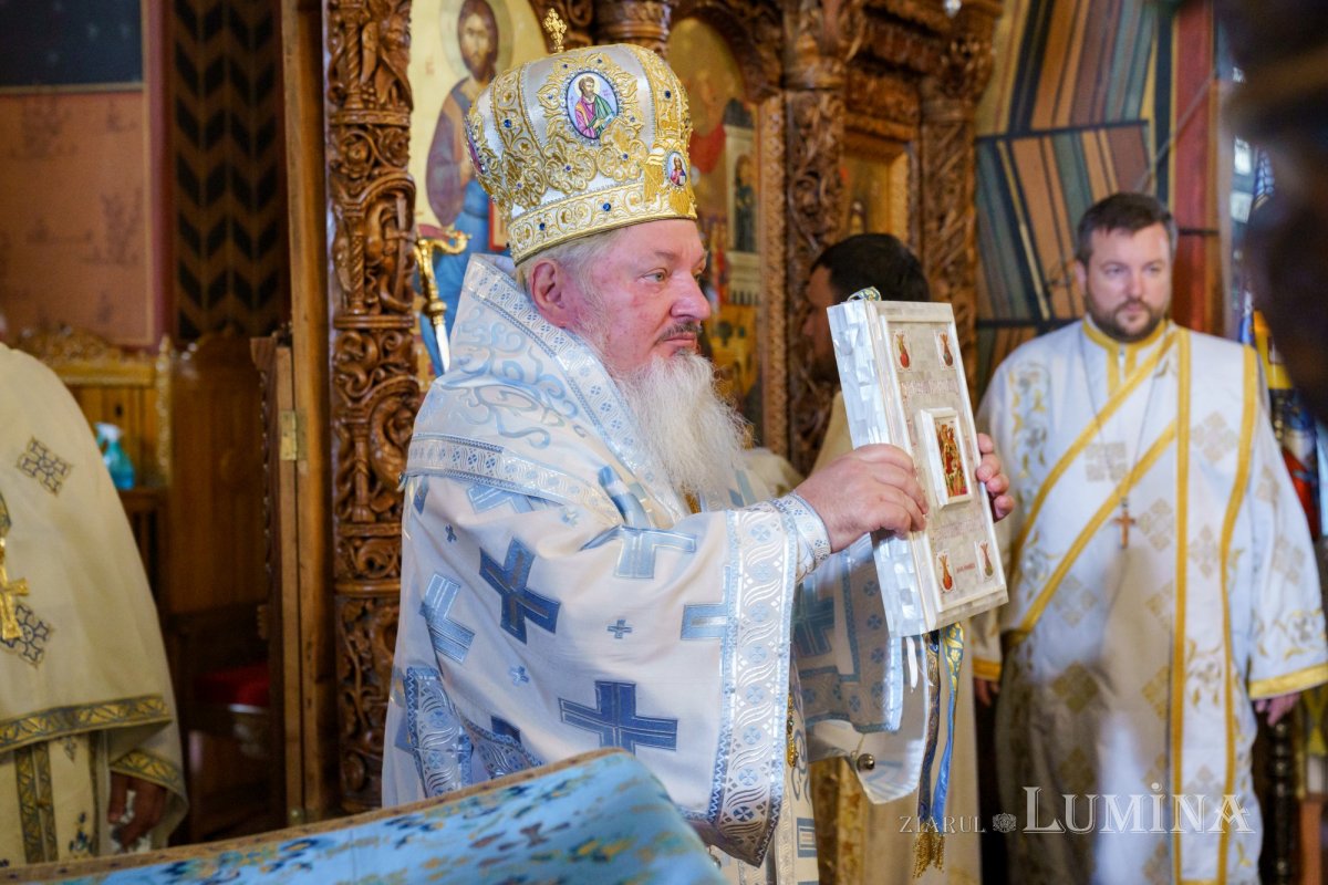 Slujire arhierească și hirotonii la Parohia Miron Patriarhul din București 216600