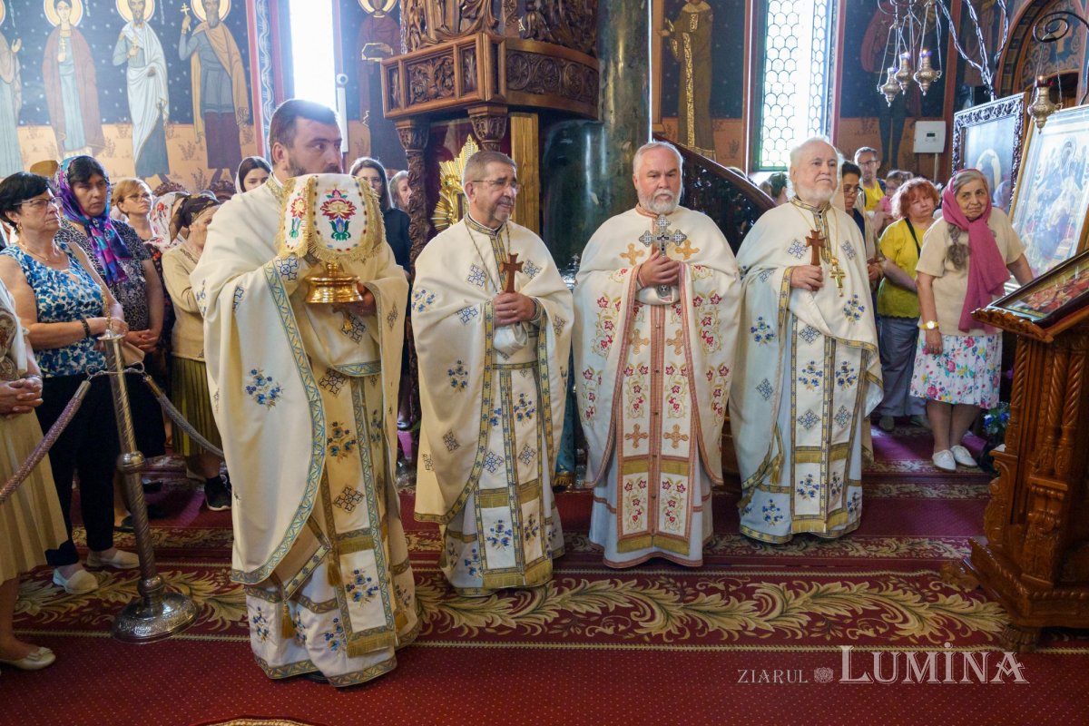 Slujire arhierească și hirotonii la Parohia Miron Patriarhul din București 216604