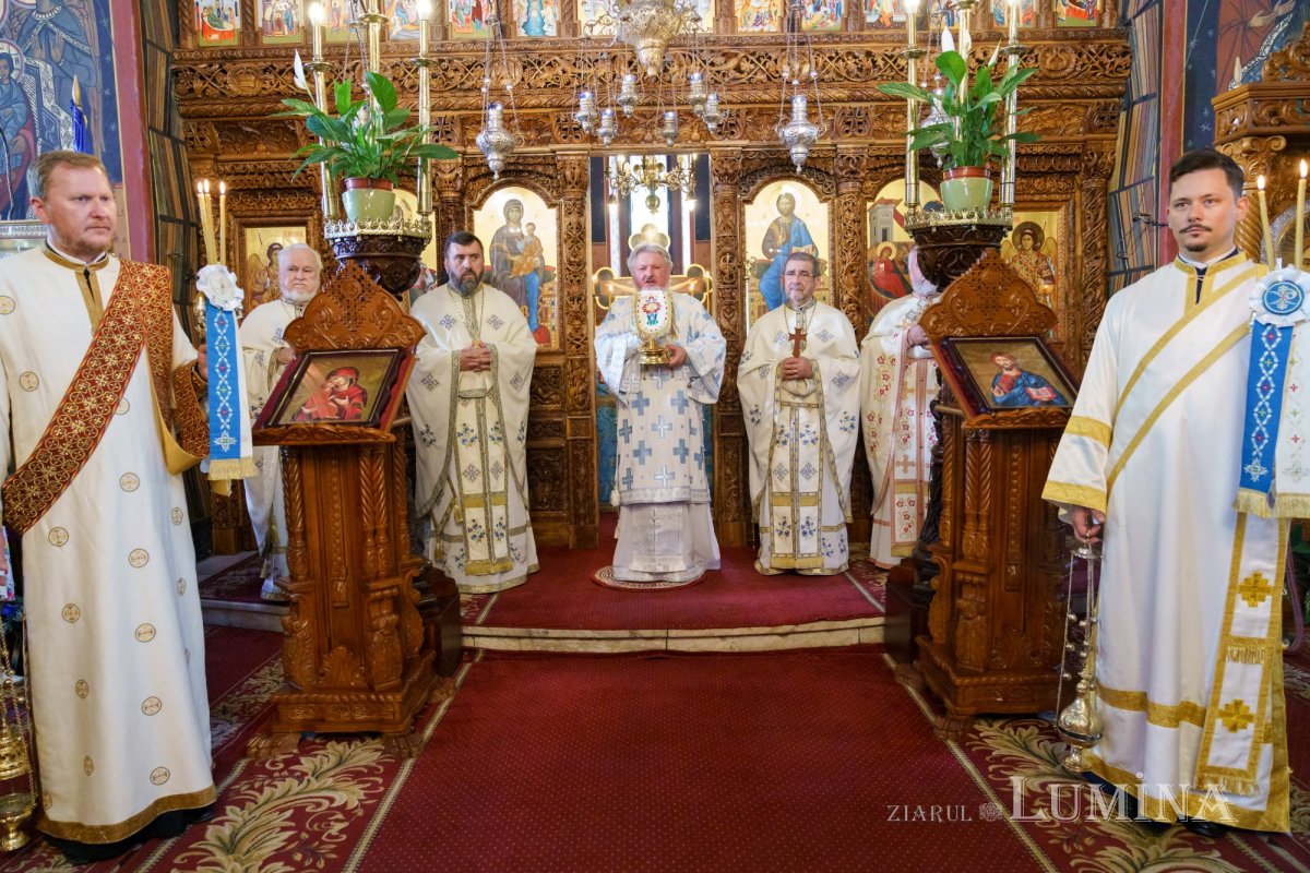 Slujire arhierească și hirotonii la Parohia Miron Patriarhul din București 216606