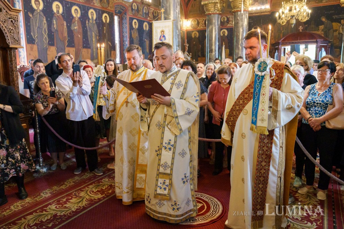 Slujire arhierească și hirotonii la Parohia Miron Patriarhul din București 216610