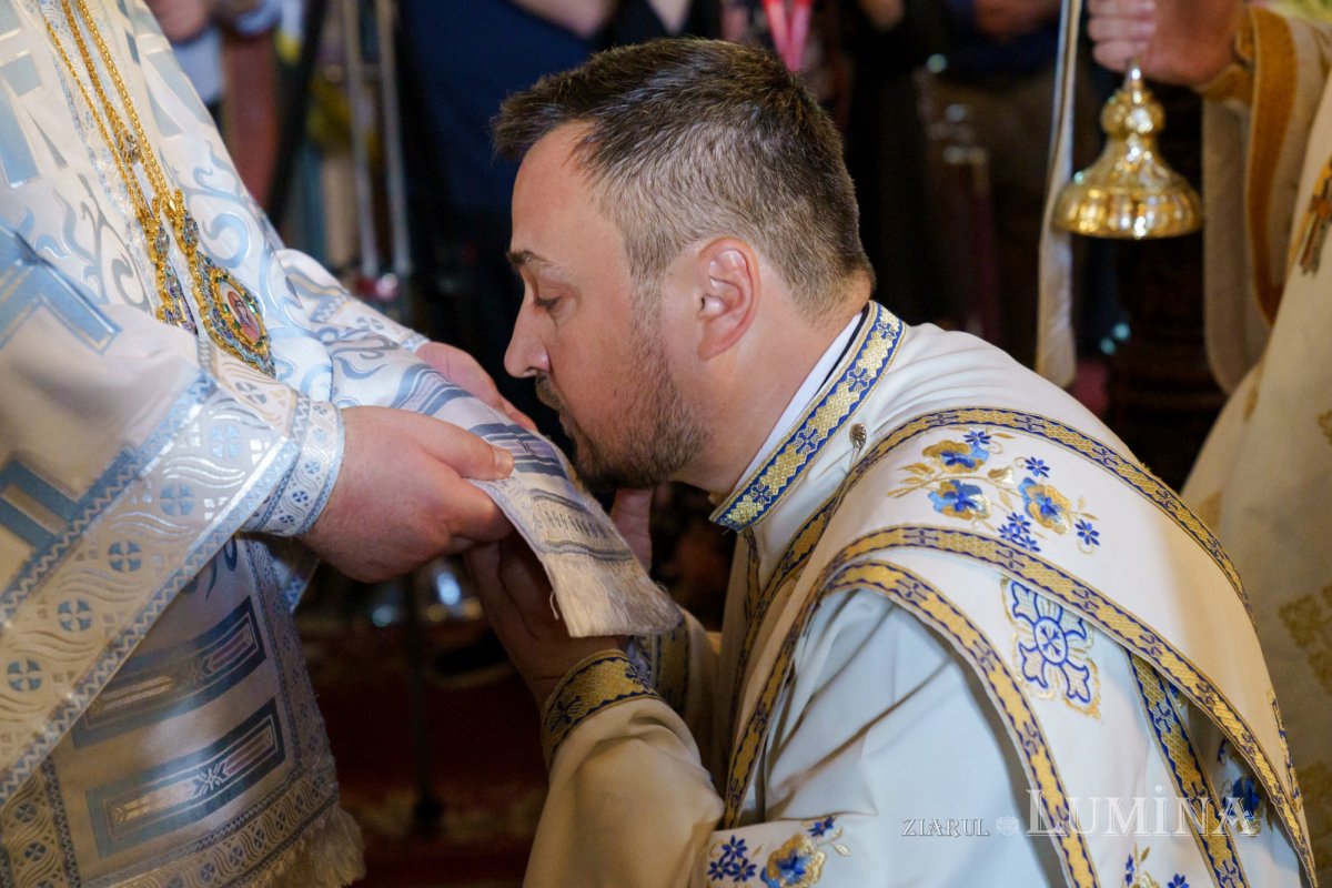 Slujire arhierească și hirotonii la Parohia Miron Patriarhul din București 216611