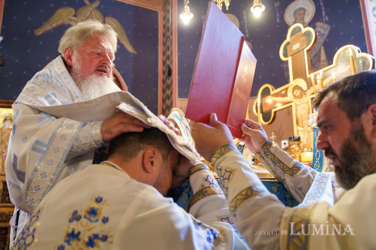 Slujire arhierească și hirotonii la Parohia Miron Patriarhul din București 216614