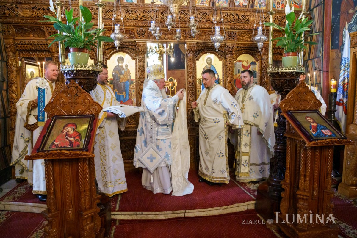 Slujire arhierească și hirotonii la Parohia Miron Patriarhul din București 216615