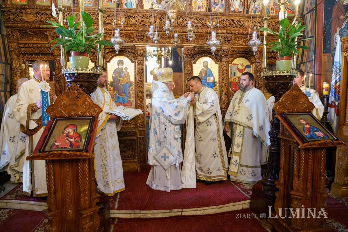 Slujire arhierească și hirotonii la Parohia Miron Patriarhul din București 216616