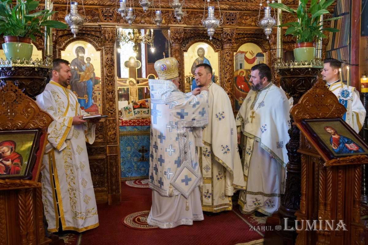 Slujire arhierească și hirotonii la Parohia Miron Patriarhul din București 216617