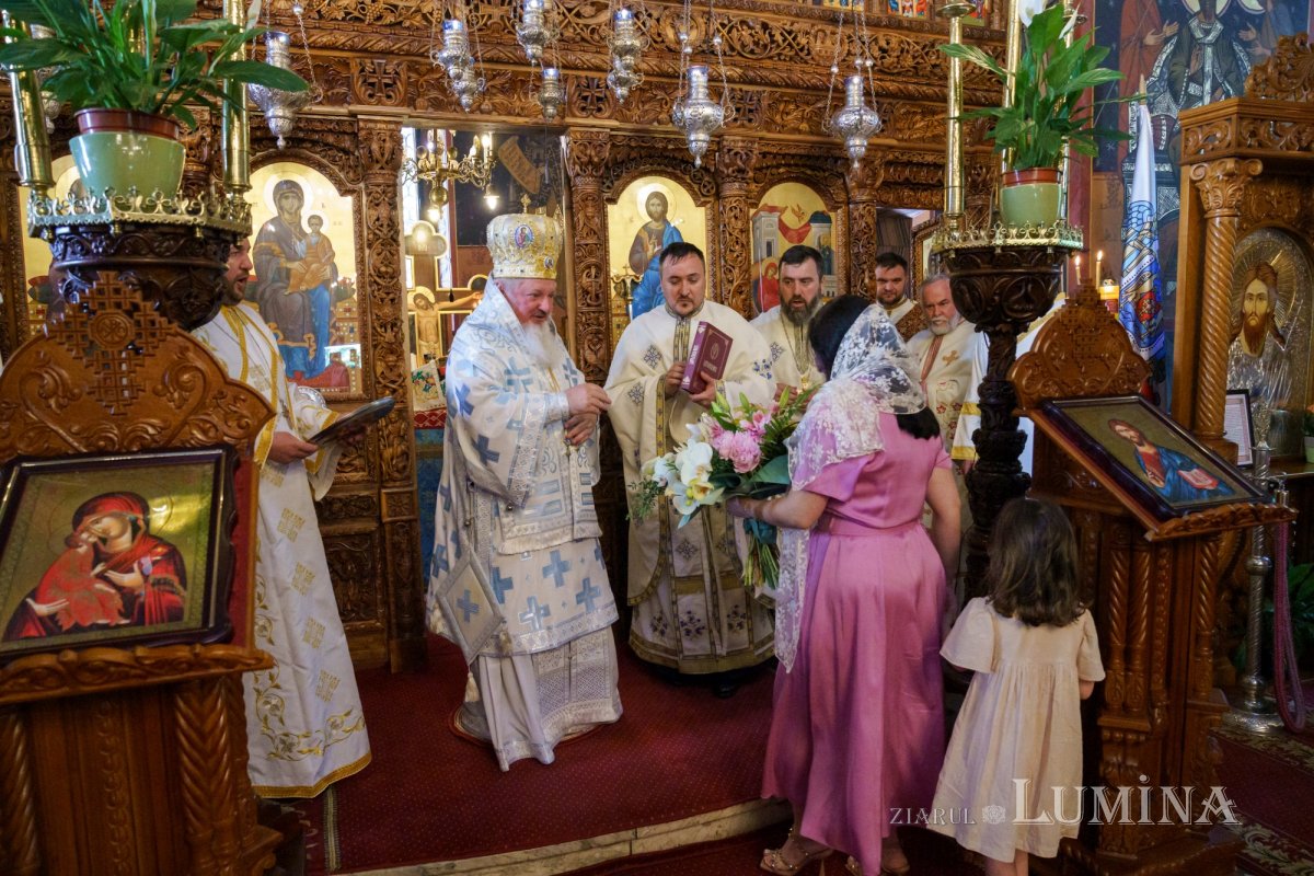 Slujire arhierească și hirotonii la Parohia Miron Patriarhul din București 216619