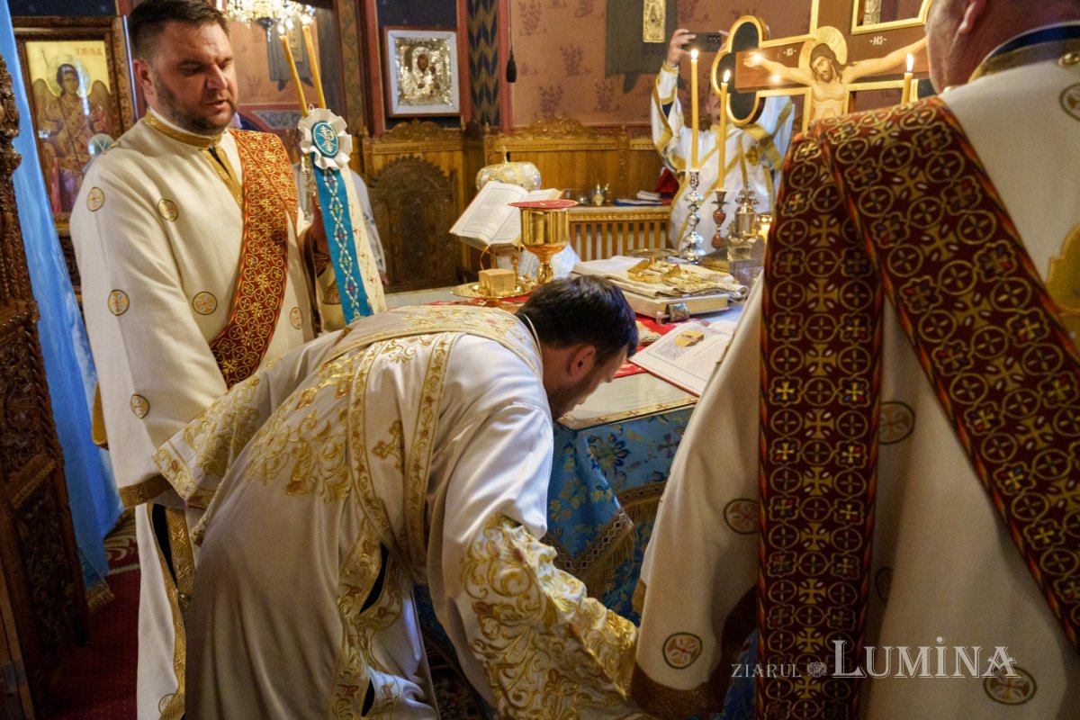 Slujire arhierească și hirotonii la Parohia Miron Patriarhul din București 216628