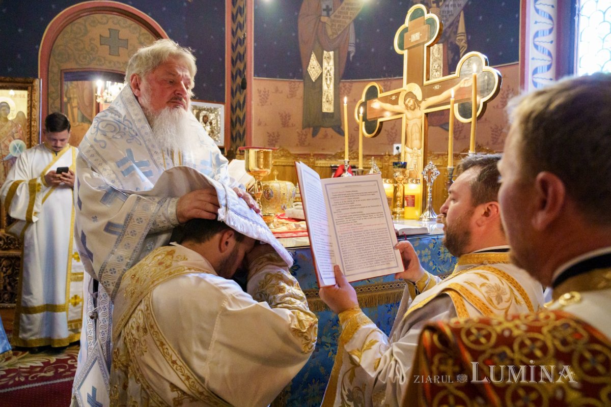 Slujire arhierească și hirotonii la Parohia Miron Patriarhul din București 216632