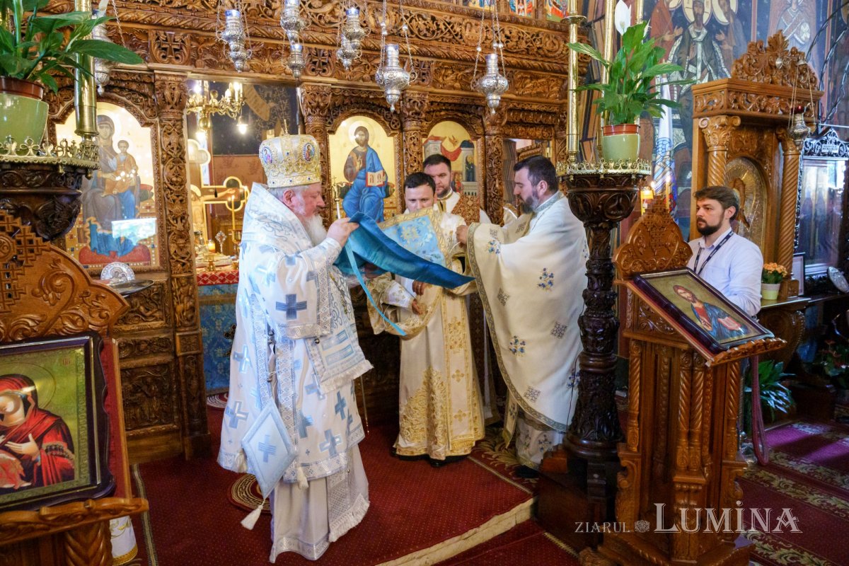 Slujire arhierească și hirotonii la Parohia Miron Patriarhul din București 216634