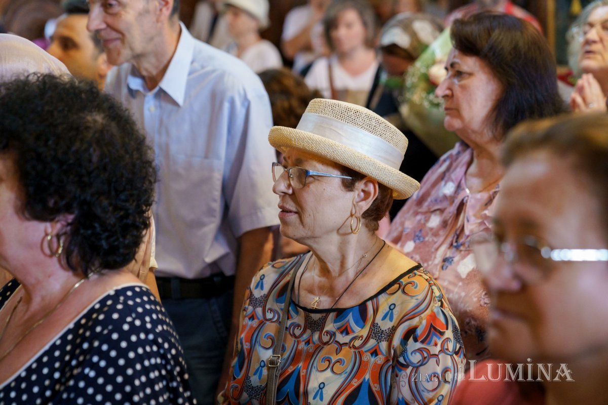 Slujire arhierească și hirotonii la Parohia Miron Patriarhul din București 216635