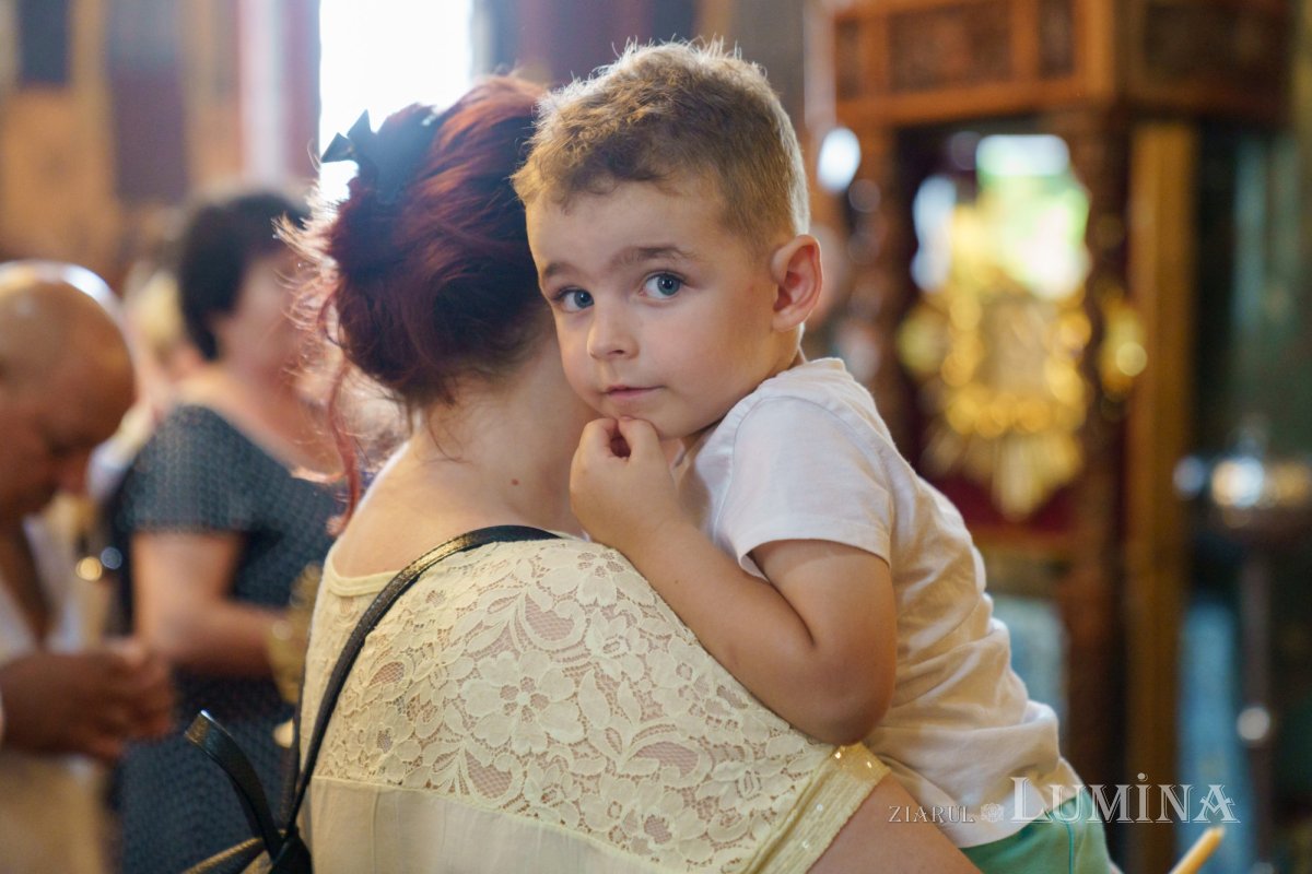 Slujire arhierească și hirotonii la Parohia Miron Patriarhul din București 216643