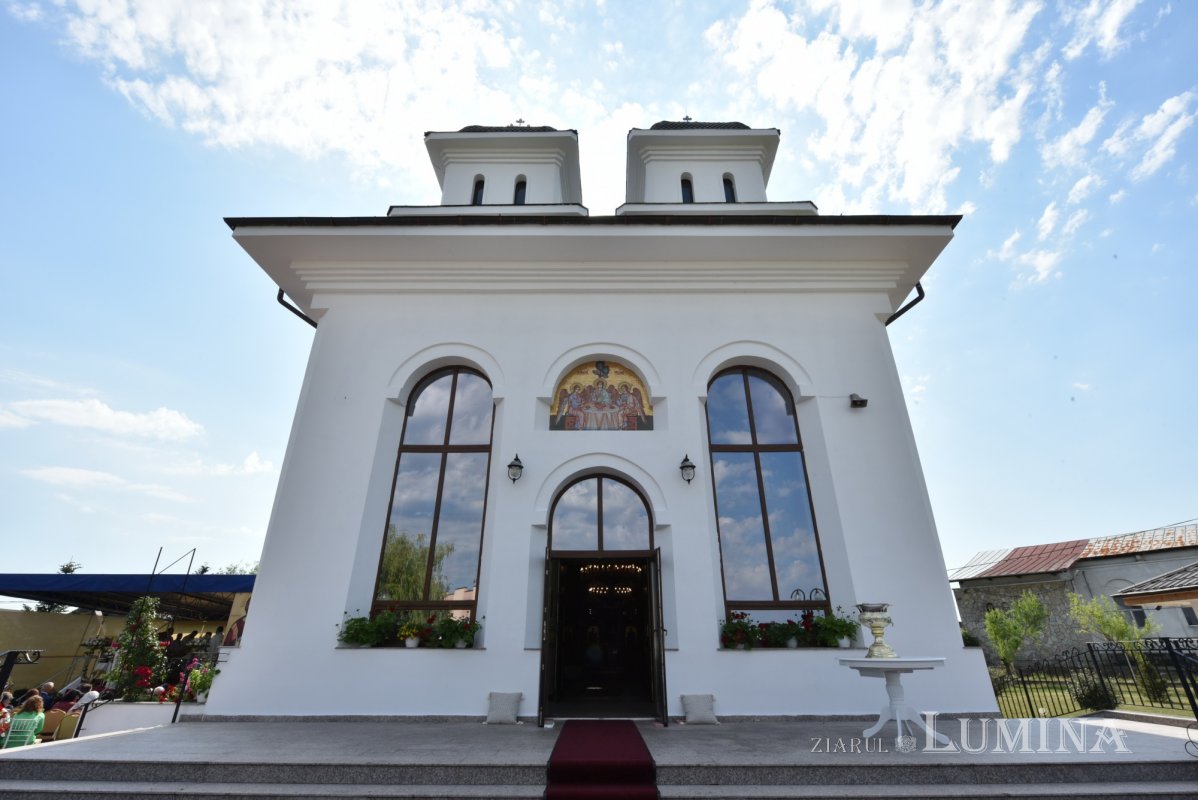 Veşmânt de har pentru biserica parohiei prahovene Bucov 217236