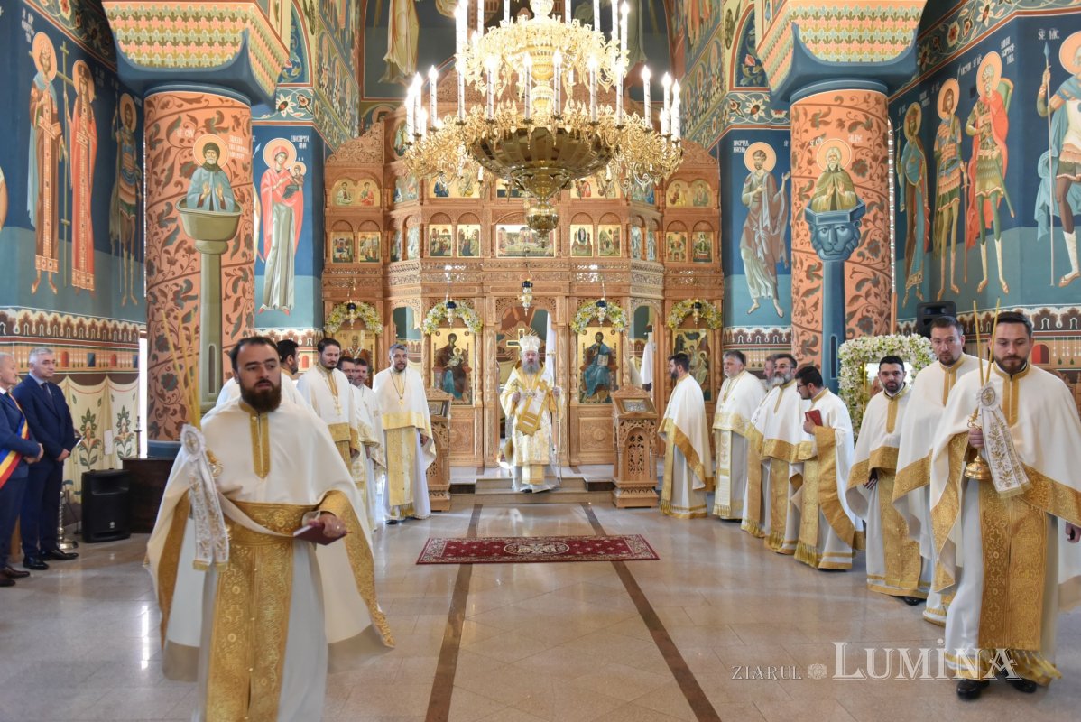 Veşmânt de har pentru biserica parohiei prahovene Bucov 217242