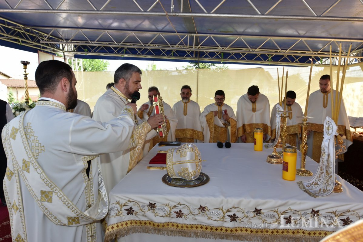 Veşmânt de har pentru biserica parohiei prahovene Bucov 217243