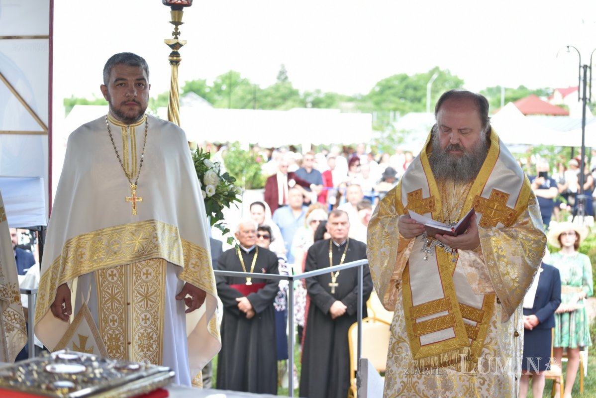 Veşmânt de har pentru biserica parohiei prahovene Bucov 217246