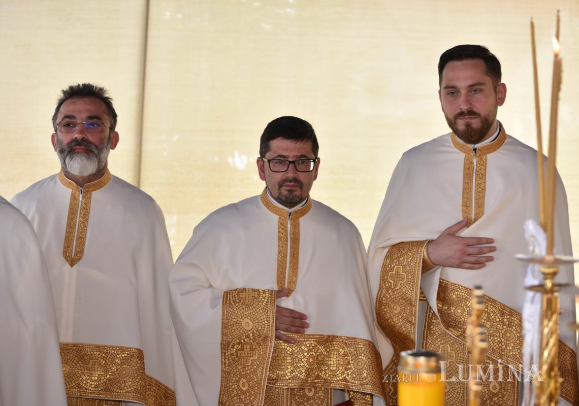 Veşmânt de har pentru biserica parohiei prahovene Bucov 217248