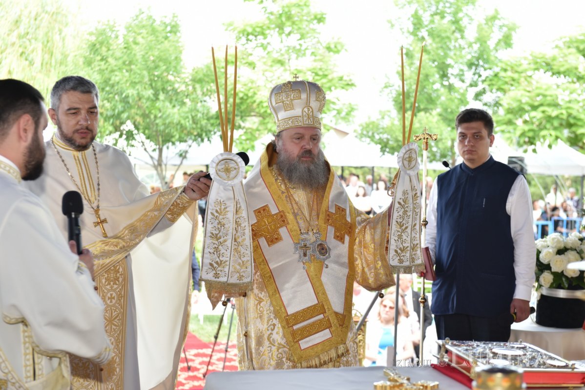 Veşmânt de har pentru biserica parohiei prahovene Bucov 217249