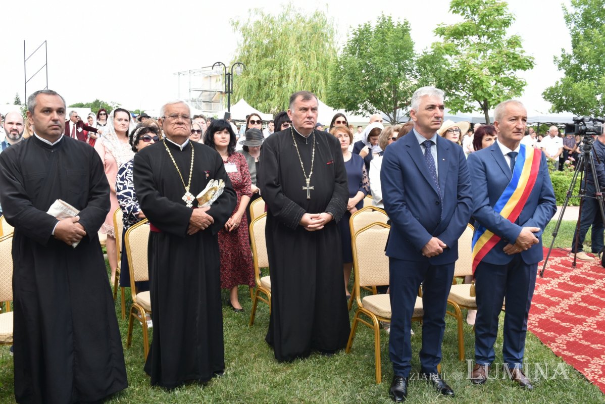 Veşmânt de har pentru biserica parohiei prahovene Bucov 217251