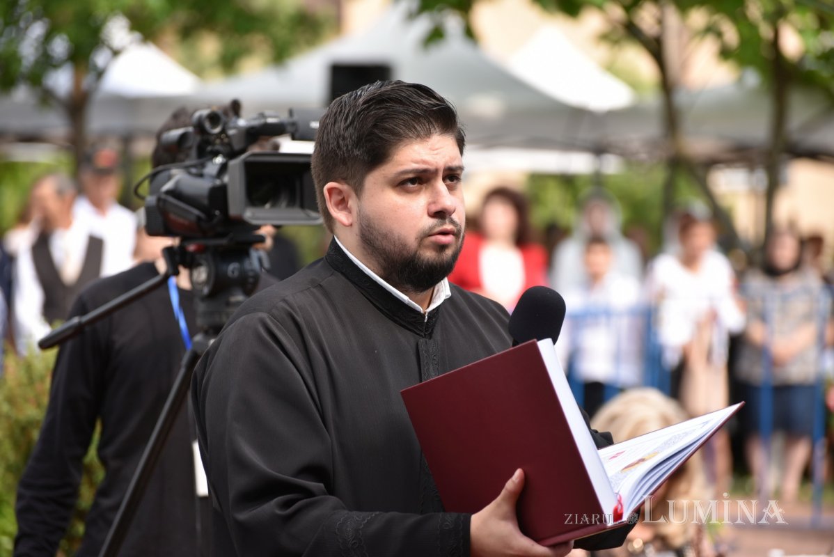 Veşmânt de har pentru biserica parohiei prahovene Bucov 217257