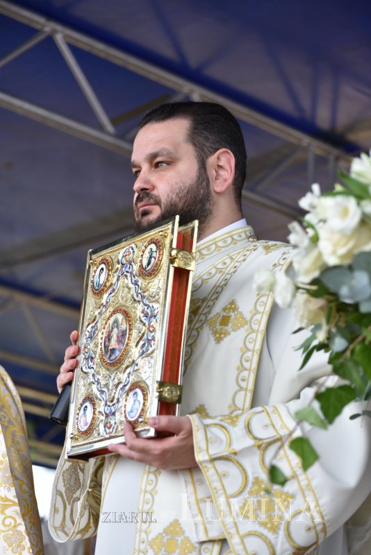 Veşmânt de har pentru biserica parohiei prahovene Bucov 217260