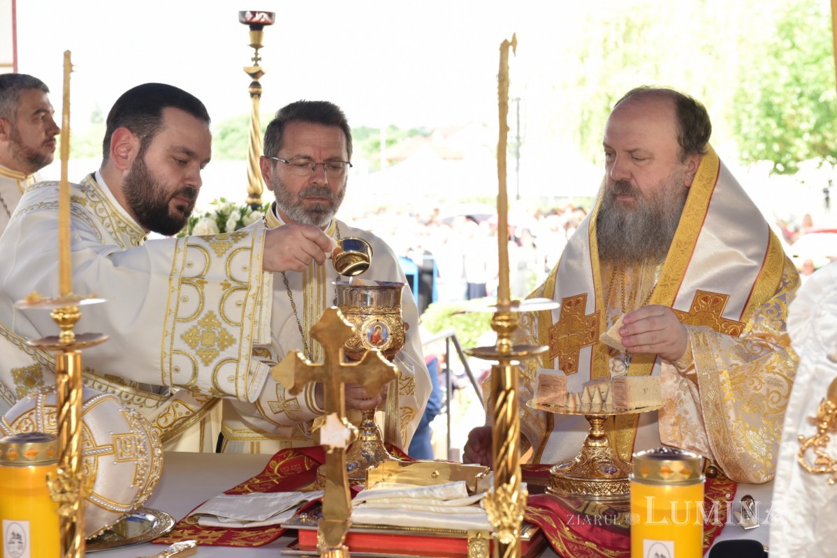 Veşmânt de har pentru biserica parohiei prahovene Bucov 217264