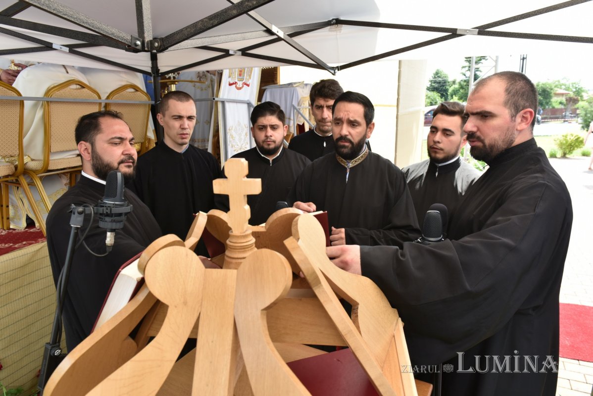 Veşmânt de har pentru biserica parohiei prahovene Bucov 217267