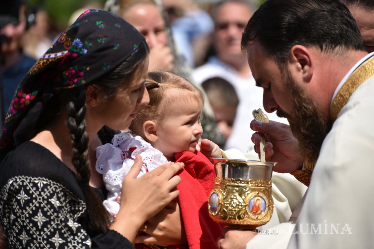 Veşmânt de har pentru biserica parohiei prahovene Bucov 217269